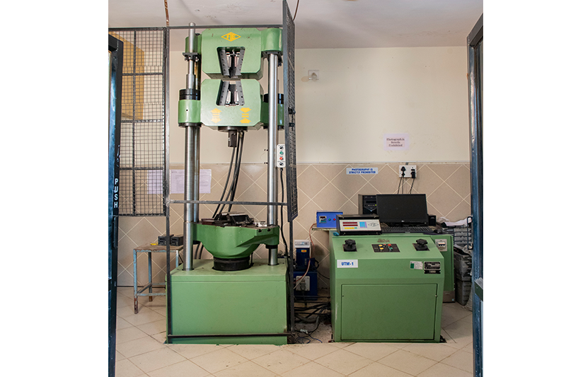 600 kN Universal Tensile Testing Machine with Electronic Extensometer